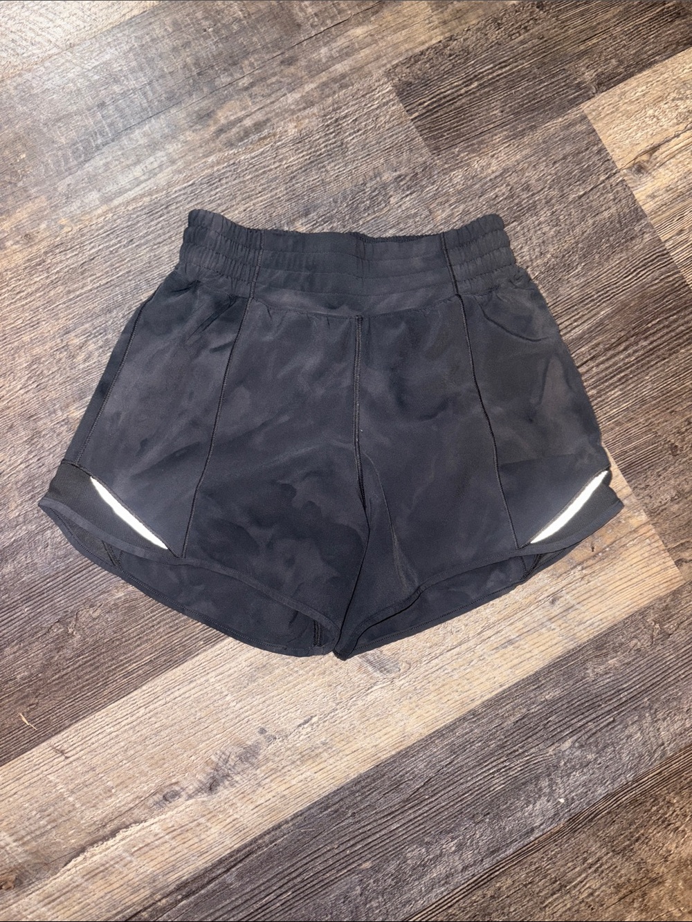 Lululemon high rise hotty hot shorts- size 2